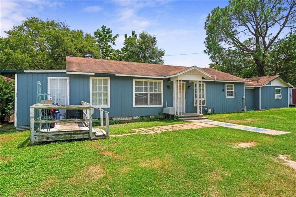 209 Roberts Ave - Photo 1