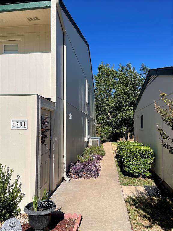 6718 Silvermine Dr - Photo 1