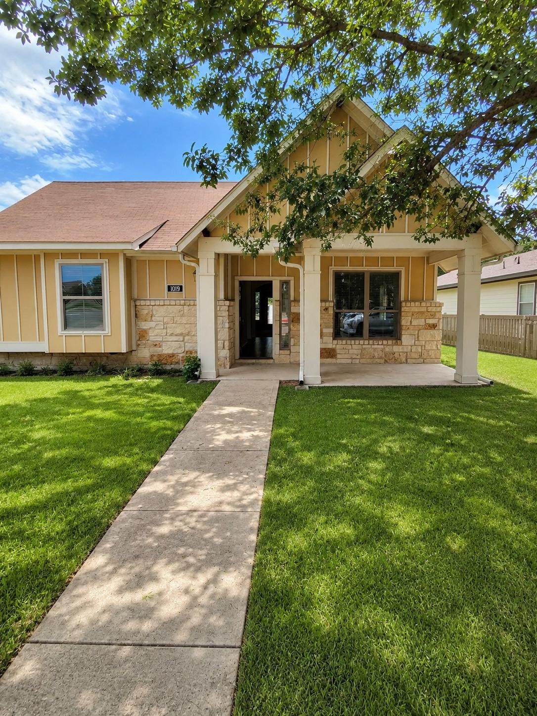1019 Powell St - Photo 1