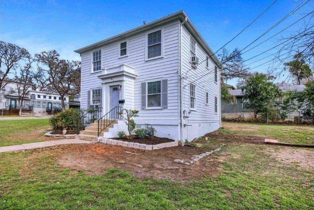3211 Tom Green St - Photo 1