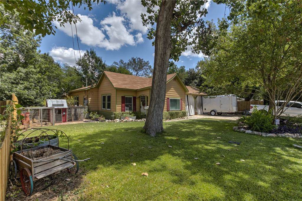 916 Brazos St - Photo 1