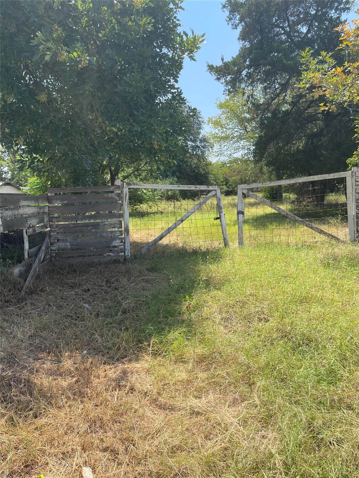 605 Montopolis Dr - Photo 1
