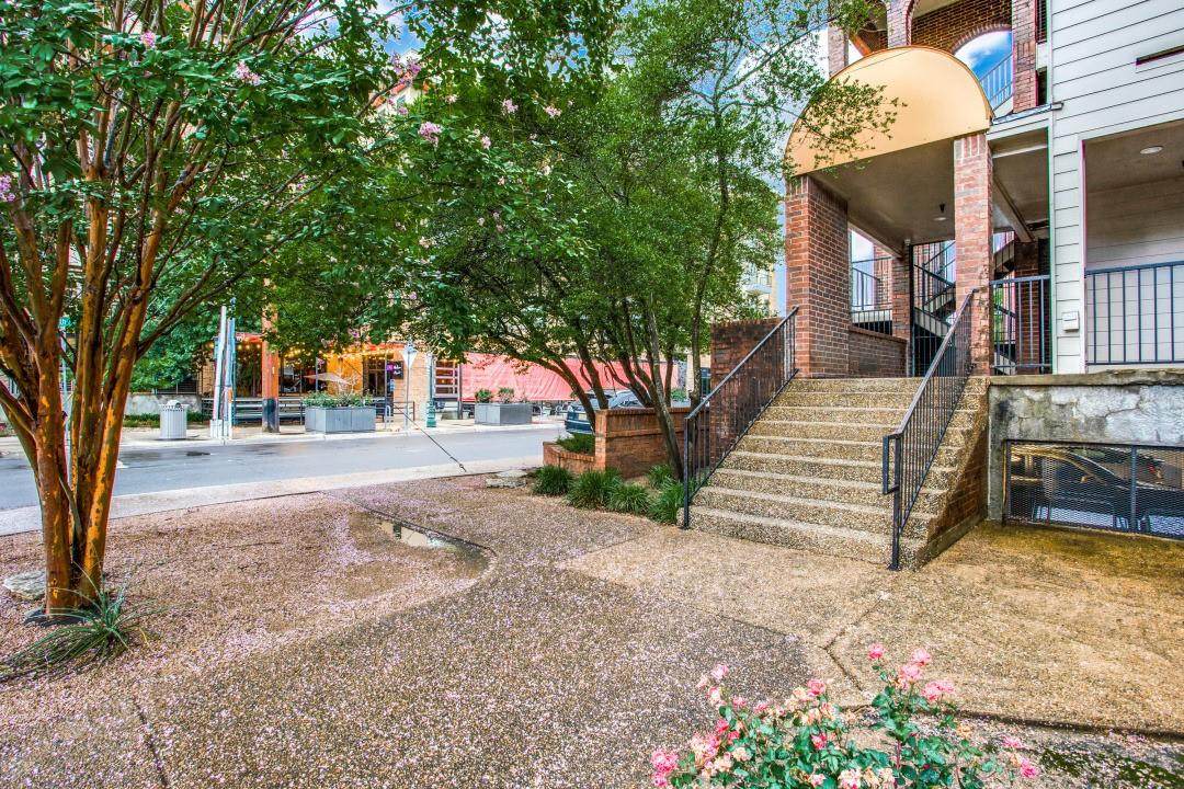 501 26th St - Photo 1