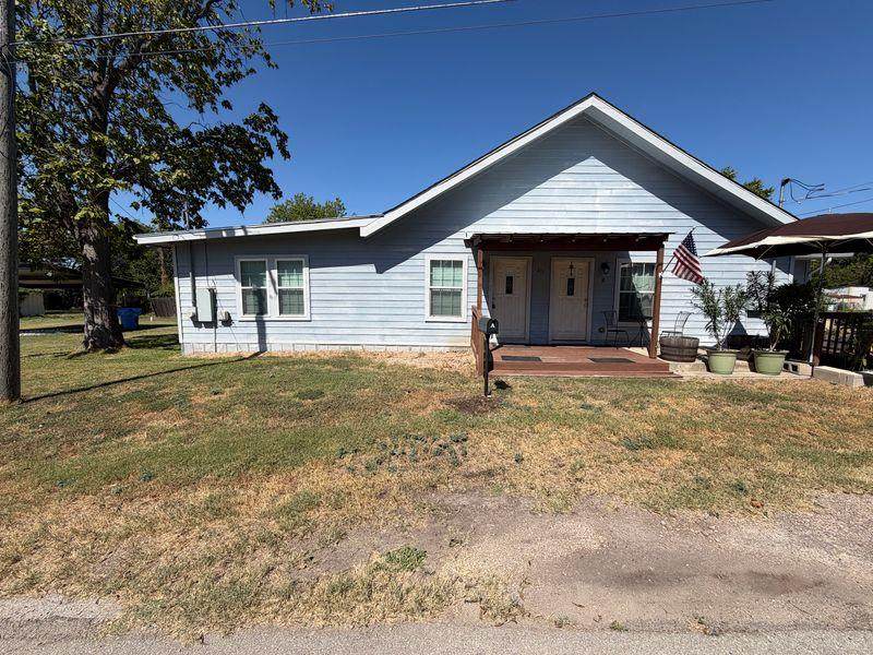 211 Shaw St - Photo 1
