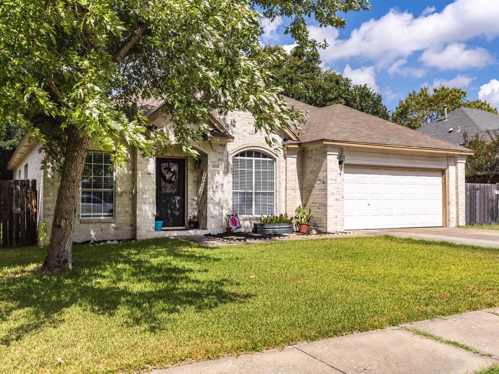 1010 Pine Creek Dr - Photo 1