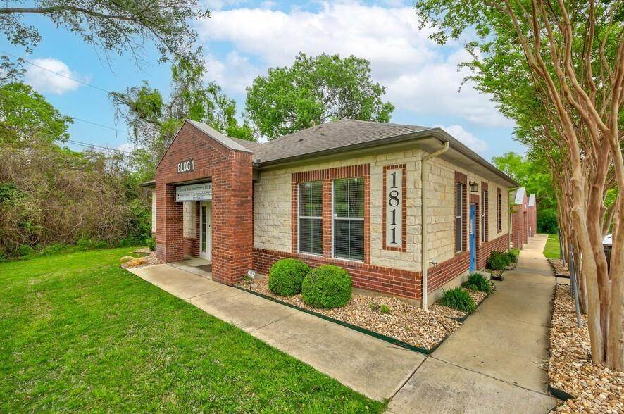 1811 Austin Ave - Photo 1