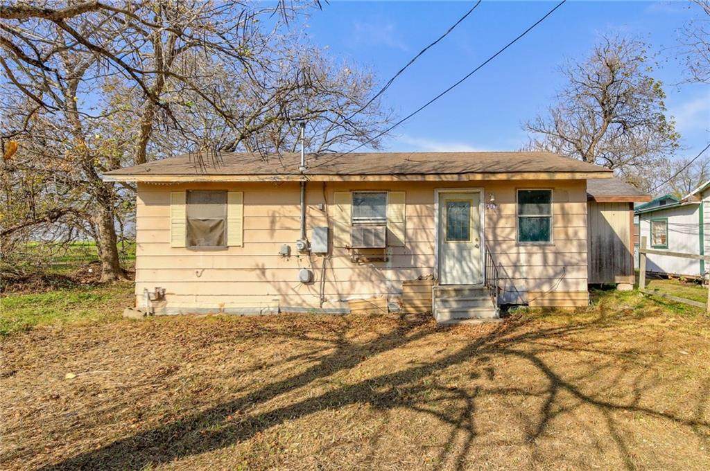 213 Douglas St - Photo 1