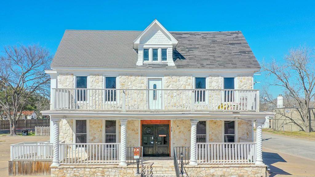 710 Travis St - Photo 1