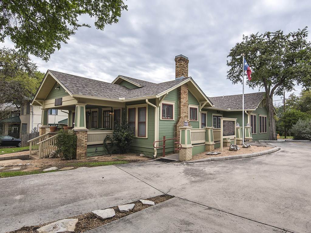 415 Burleson St - Photo 1