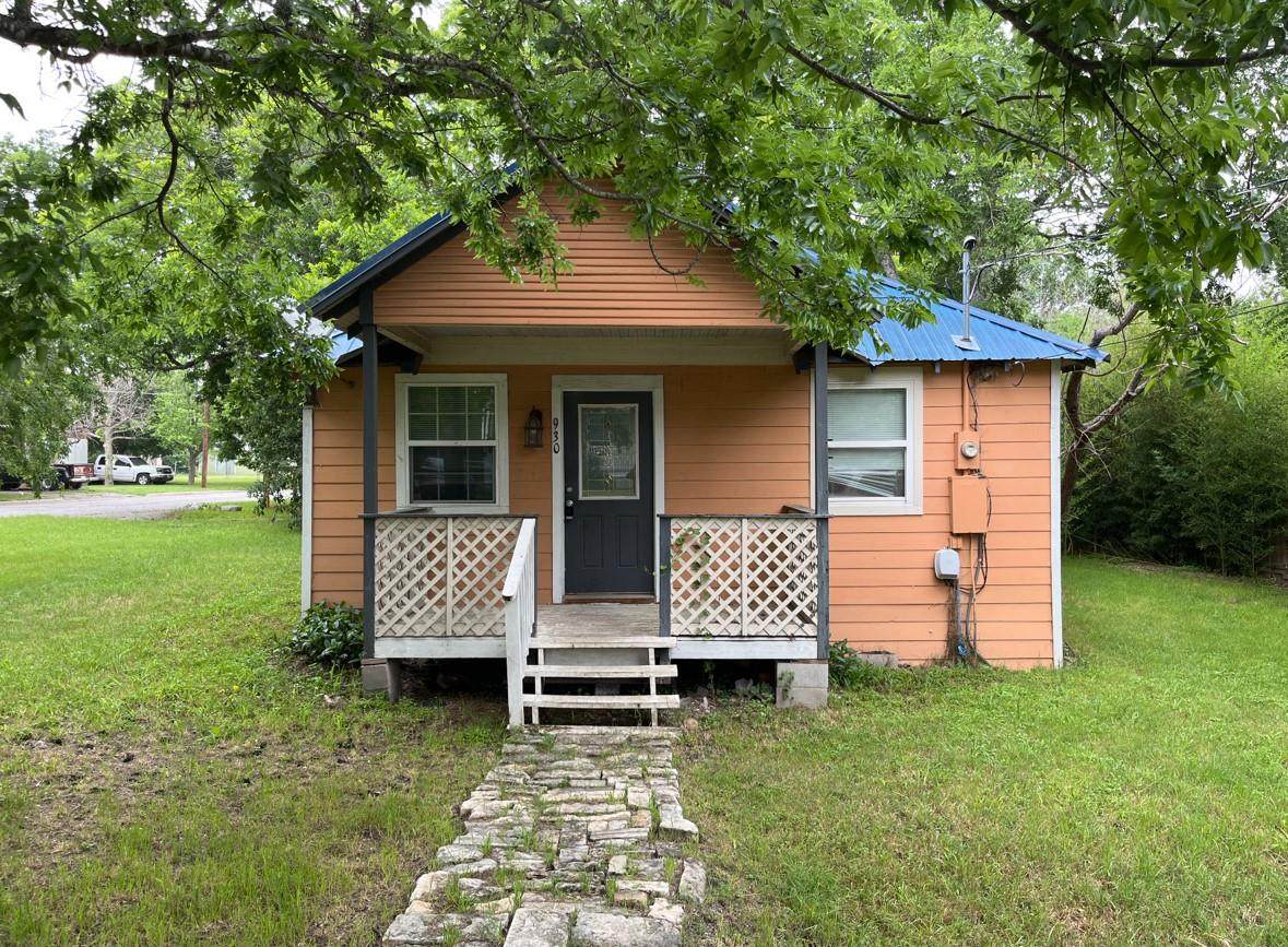 930 Red River St - Photo 1