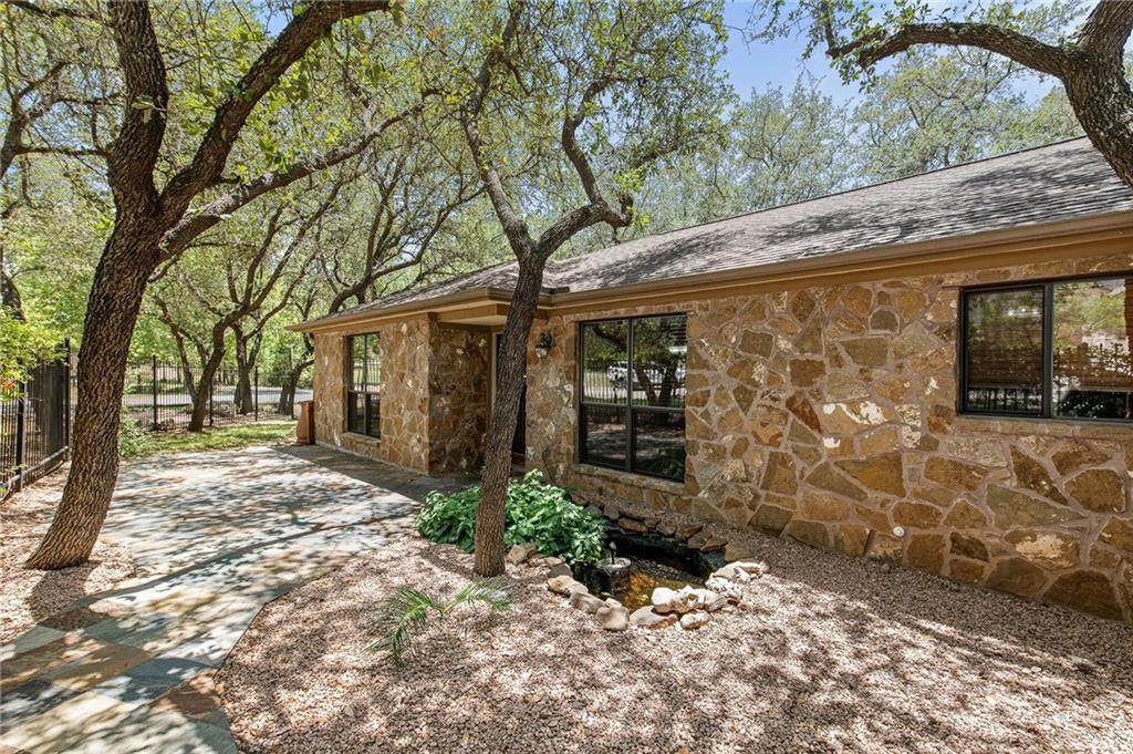 402 Cowal Dr - Photo 1
