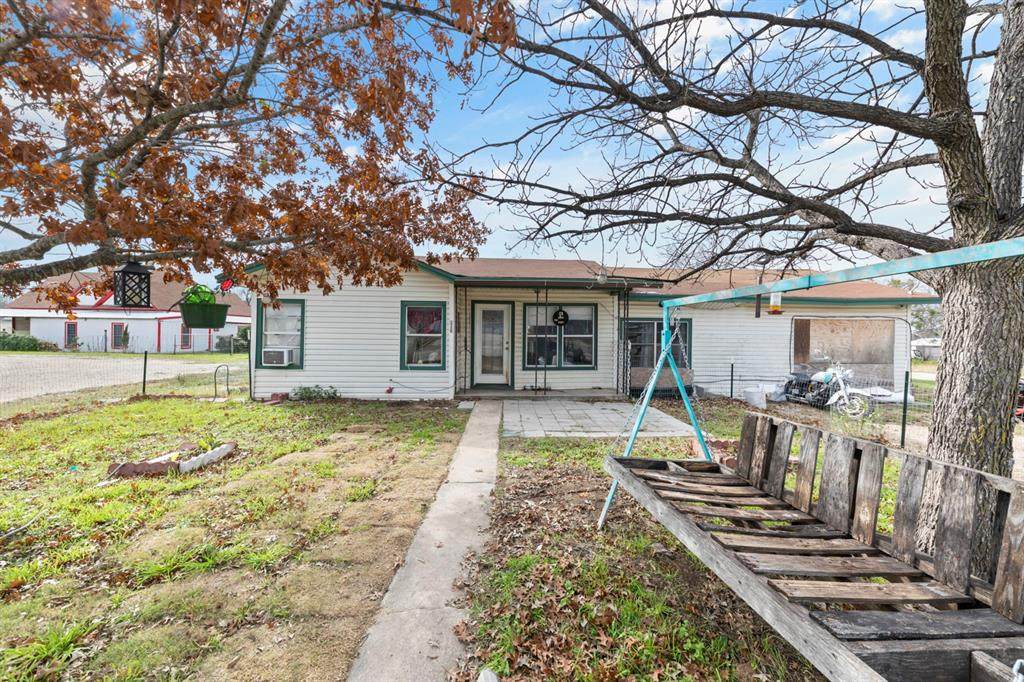105 8th St - Photo 1