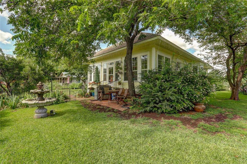 904 Walnut St - Photo 1