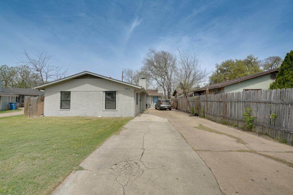 304 John Nance Garner Cir - Photo 1