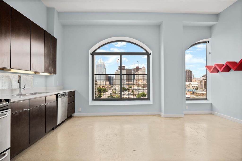 507 Sabine St - Photo 1