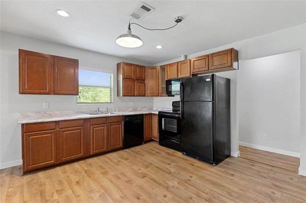 301 Lewis St - Photo 1