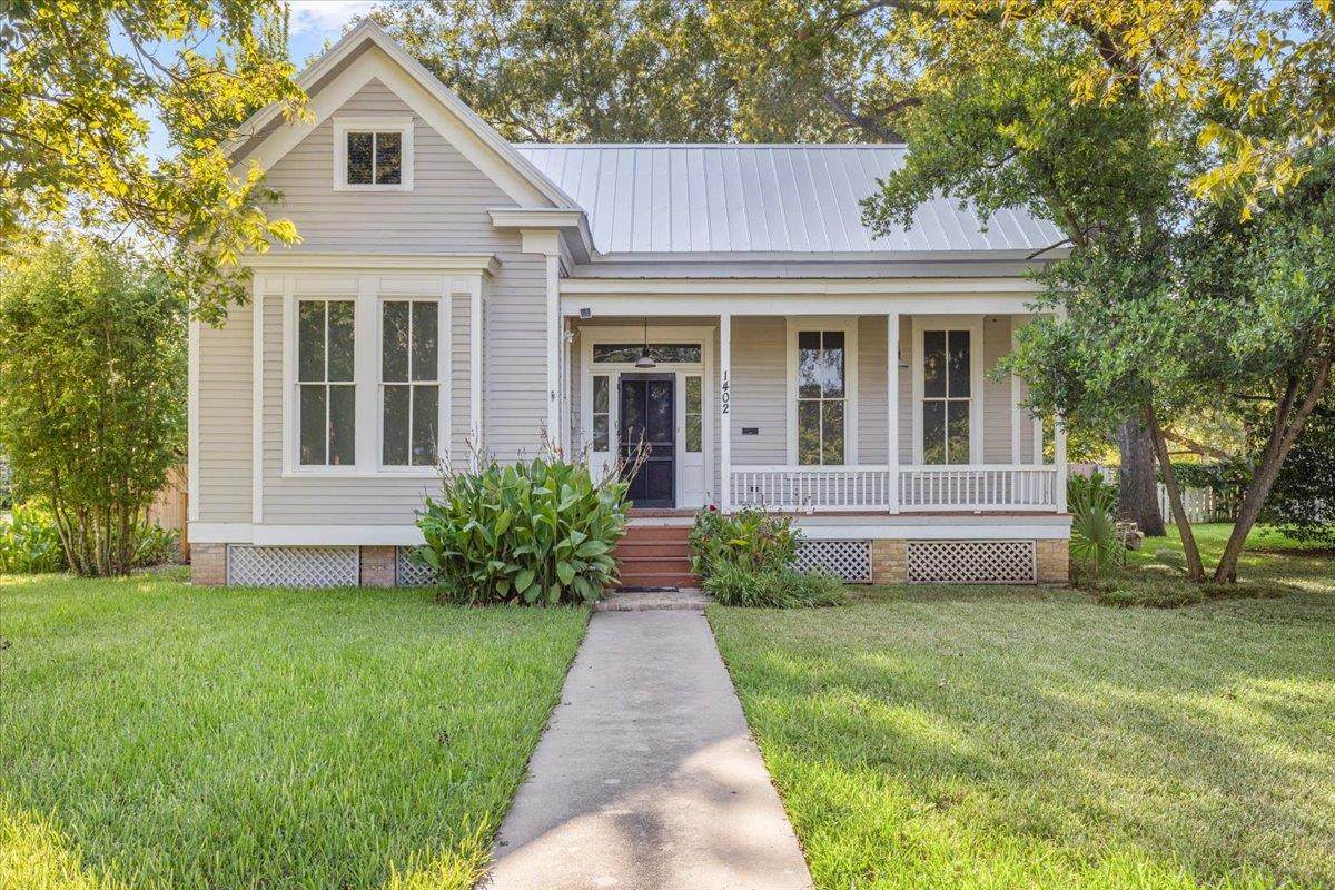 1402 Pecan St - Photo 1