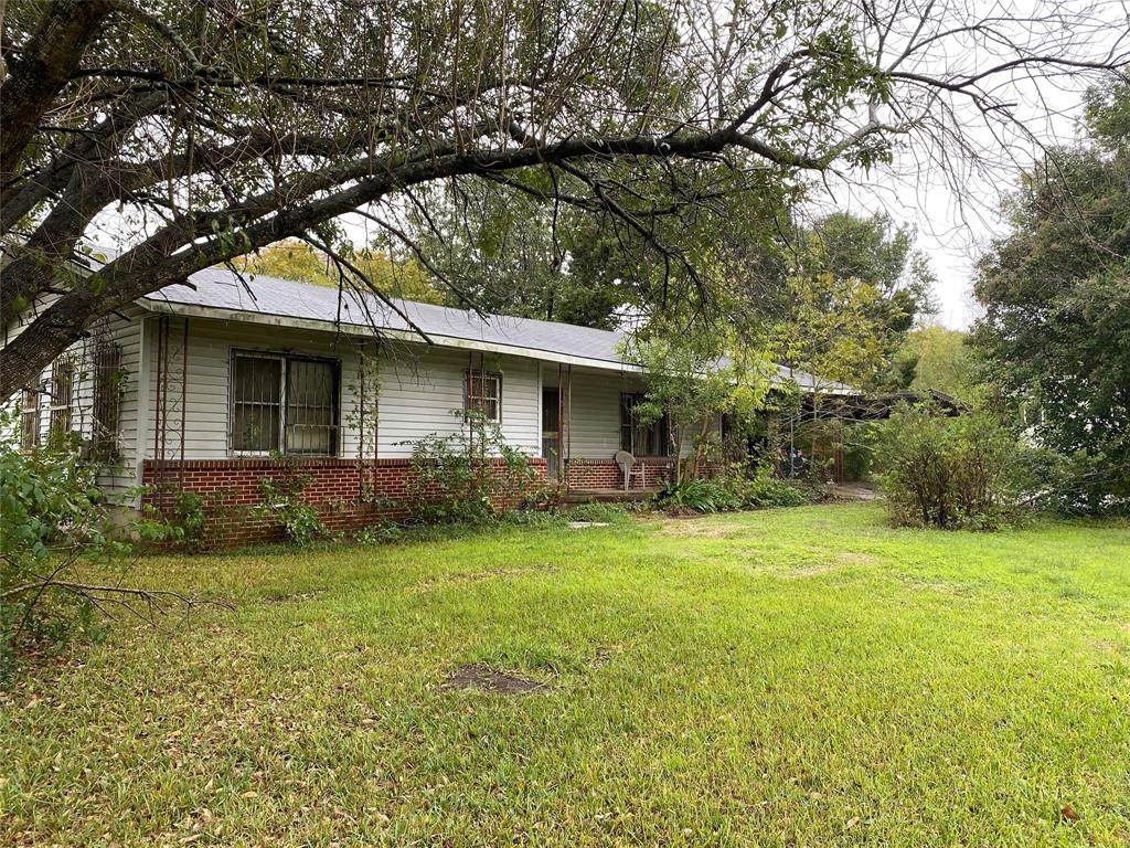 1201 Matthews Ln - Photo 1