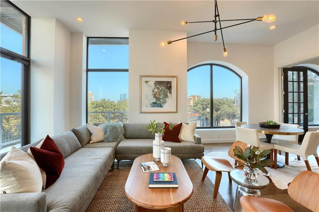 507 Sabine St - Photo 1
