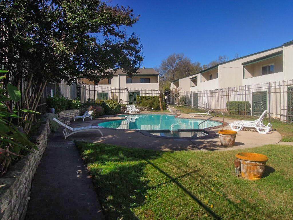 6718 Silvermine Dr - Photo 1