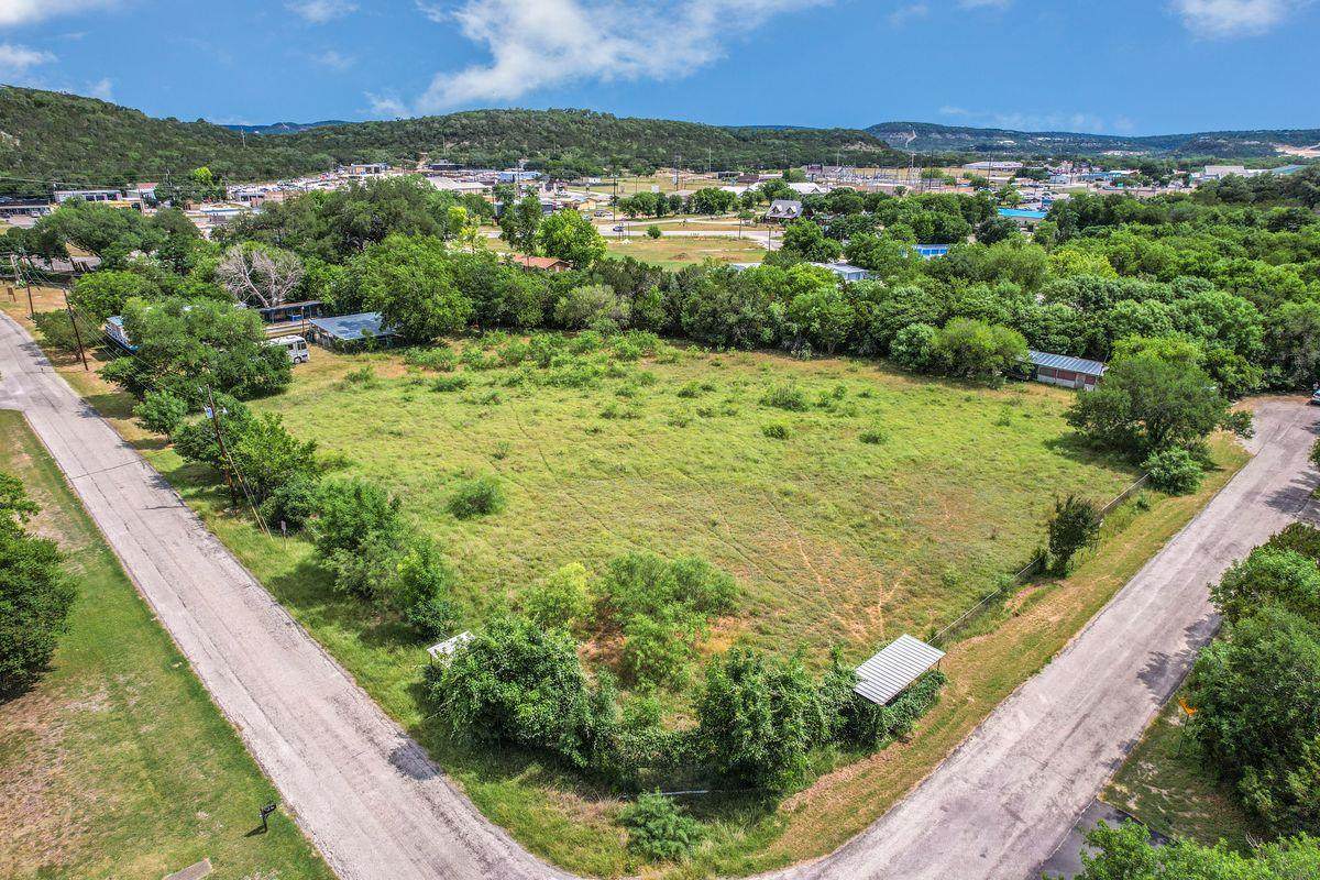 201 Oak Dr - Photo 1