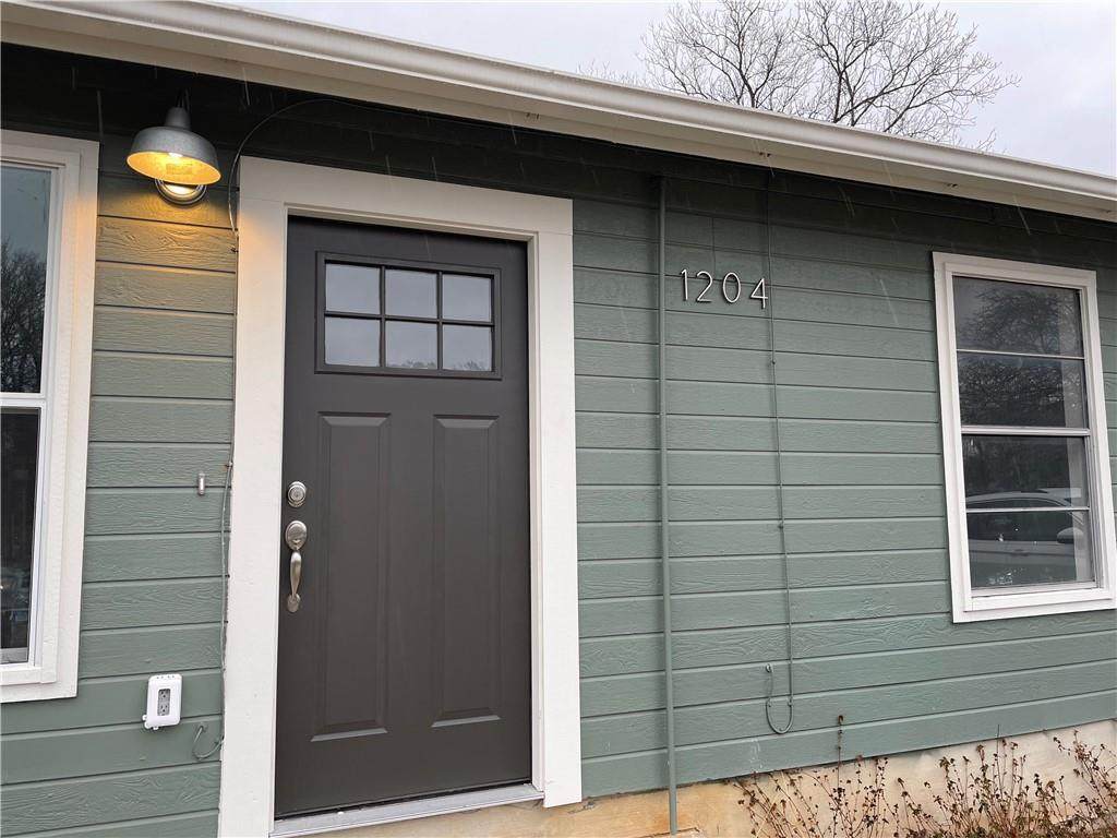 1204 Hillyer - Photo 1