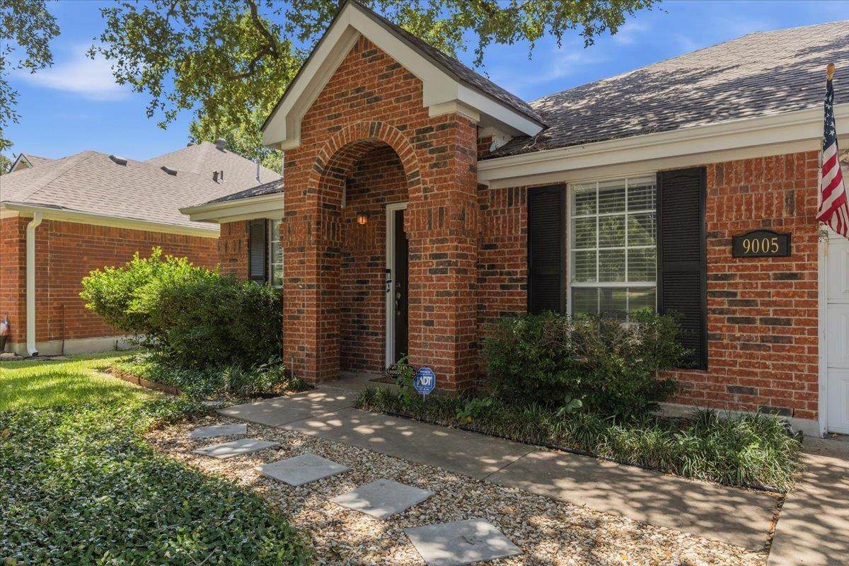9005 Marthas Dr - Photo 1