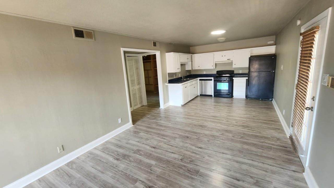 1304 Summit St - Photo 1