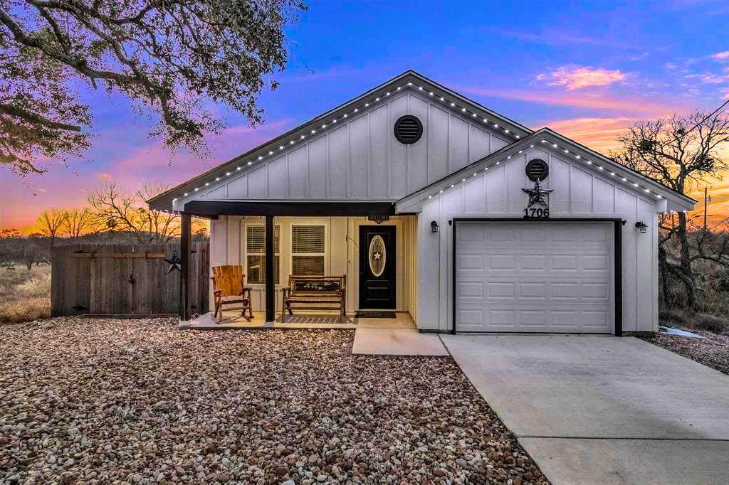 1706 Redwood Dr - Photo 1