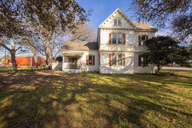 215 San Antonio St - Photo 1