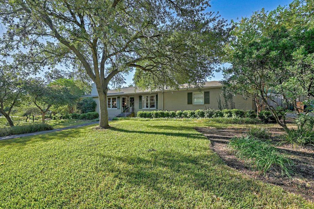 1301 Belmont Pkwy - Photo 1