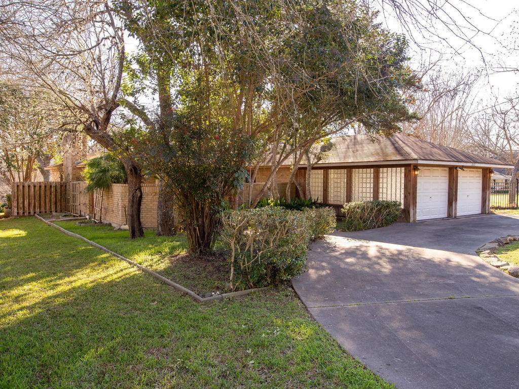 2072 Valley Dr - Photo 1