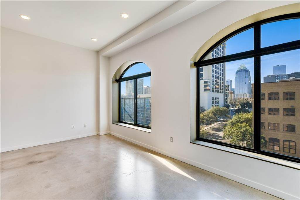 507 Sabine St - Photo 1
