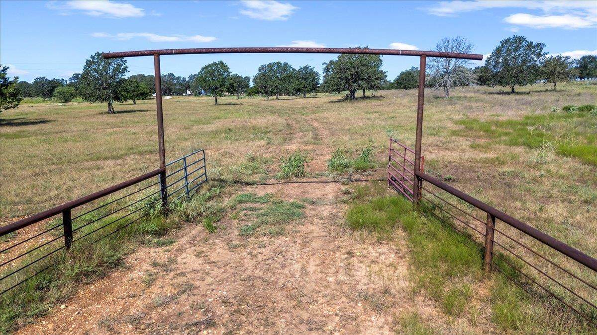 1038 League Line Rd - Photo 1