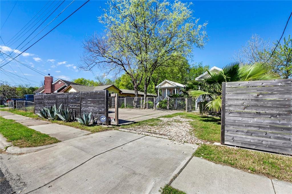 1204 Valdez St - Photo 1