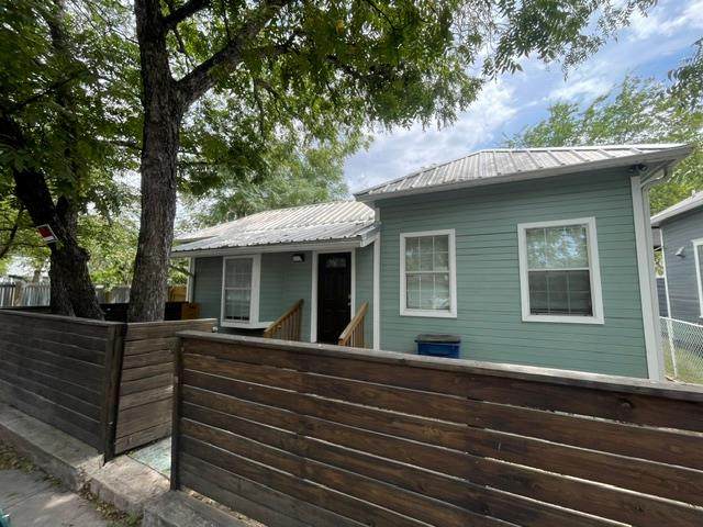 907 3rd St - Photo 1