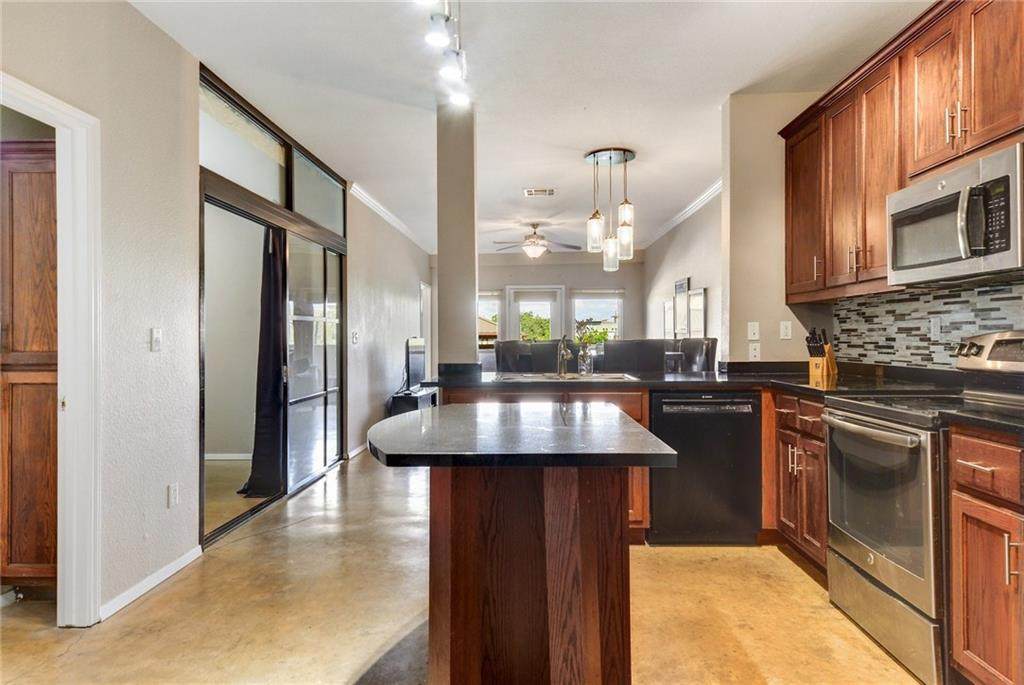 910 25th St - Photo 1