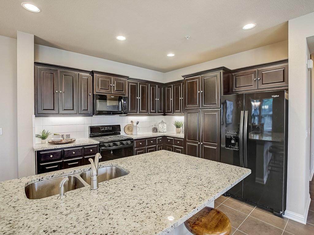 13800 Lyndhurst St - Photo 1