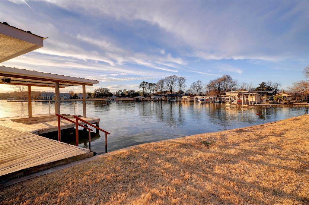 318 Beach Dr - Photo 1