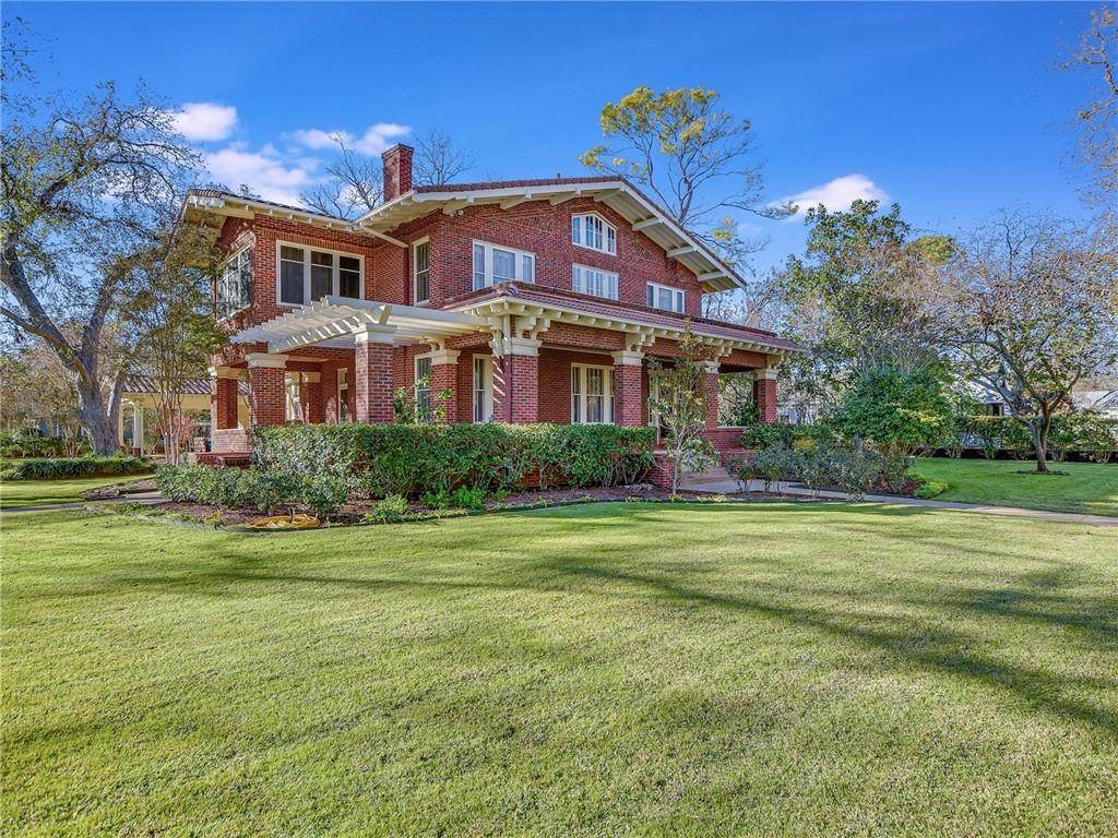 1702 Pecan St - Photo 1