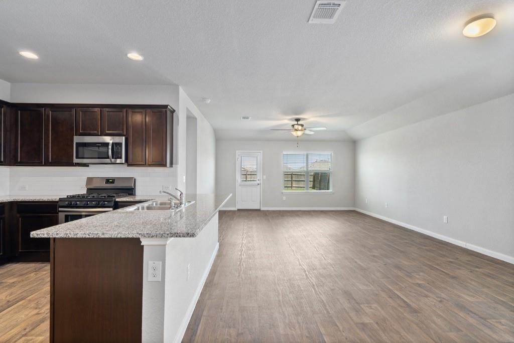 1007 Pembroke Ct - Photo 1