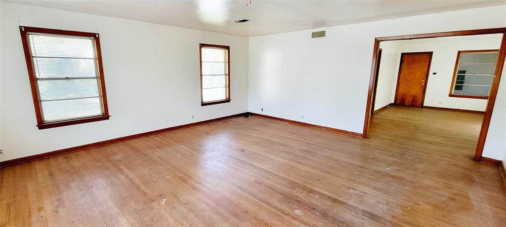 524 Scarbrough St - Photo 1