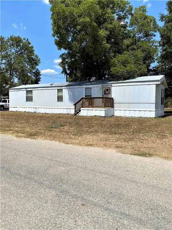 915 Travis St - Photo 1