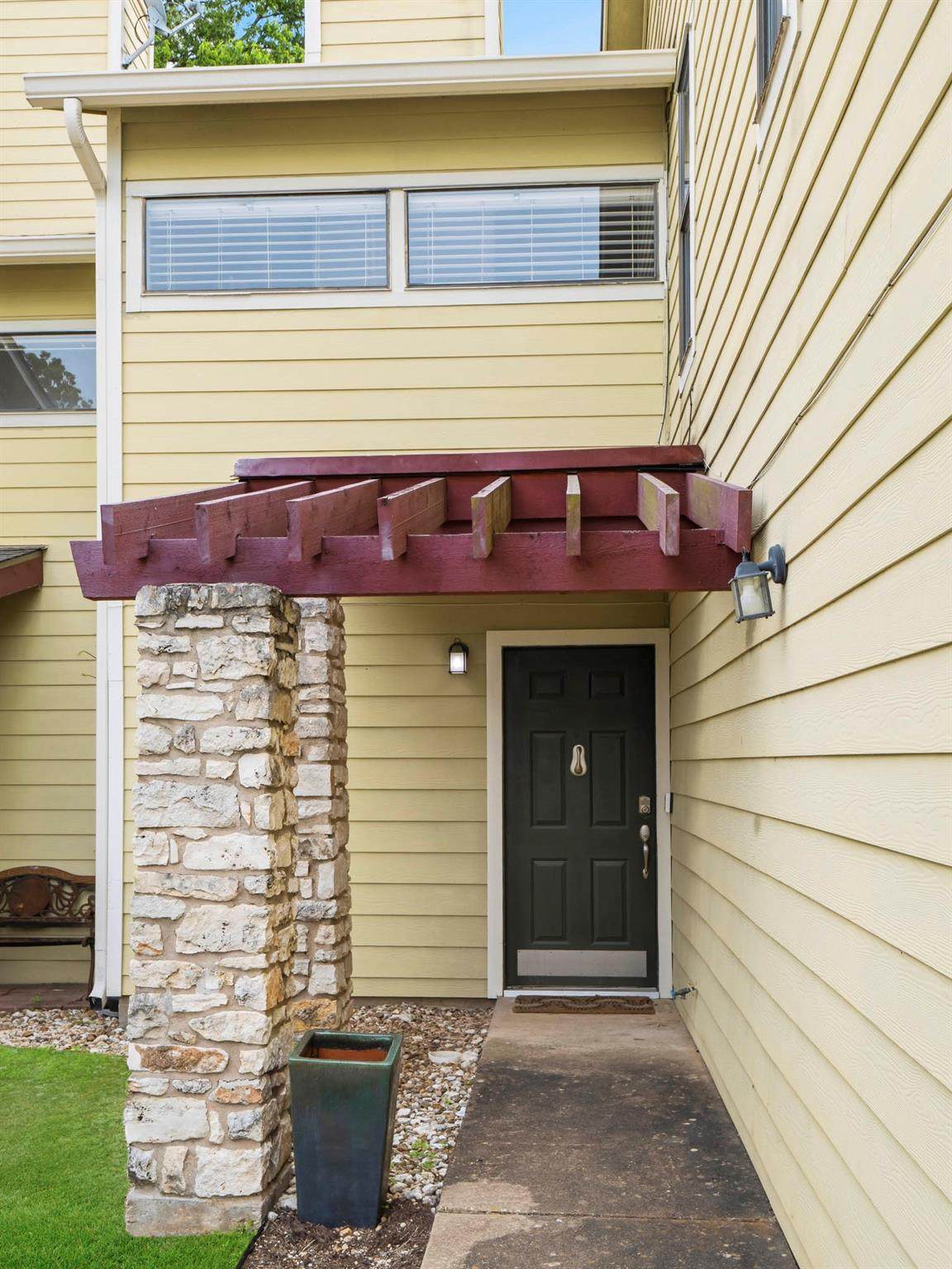 512 Eberhart Ln - Photo 1