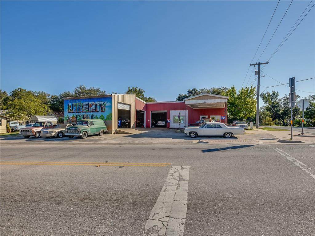1100 Loop 332 - Photo 1
