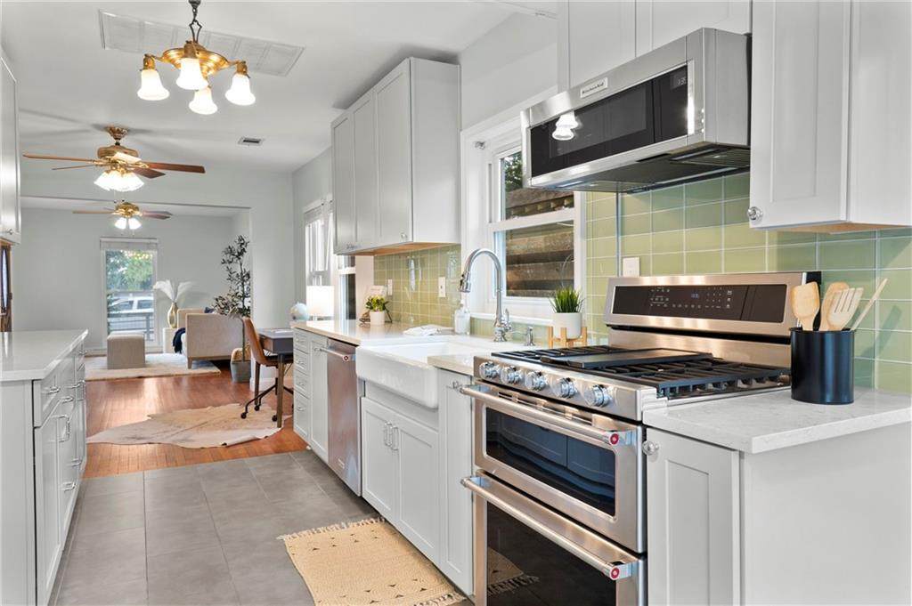 906 43rd St - Photo 1