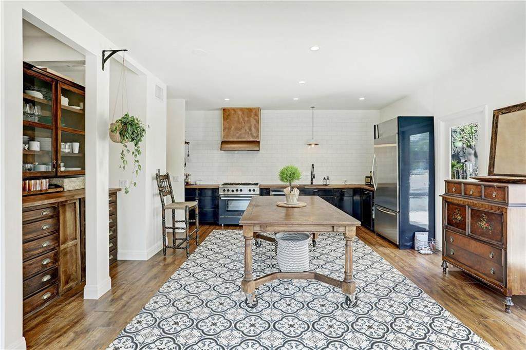 1300 Navasota St - Photo 1