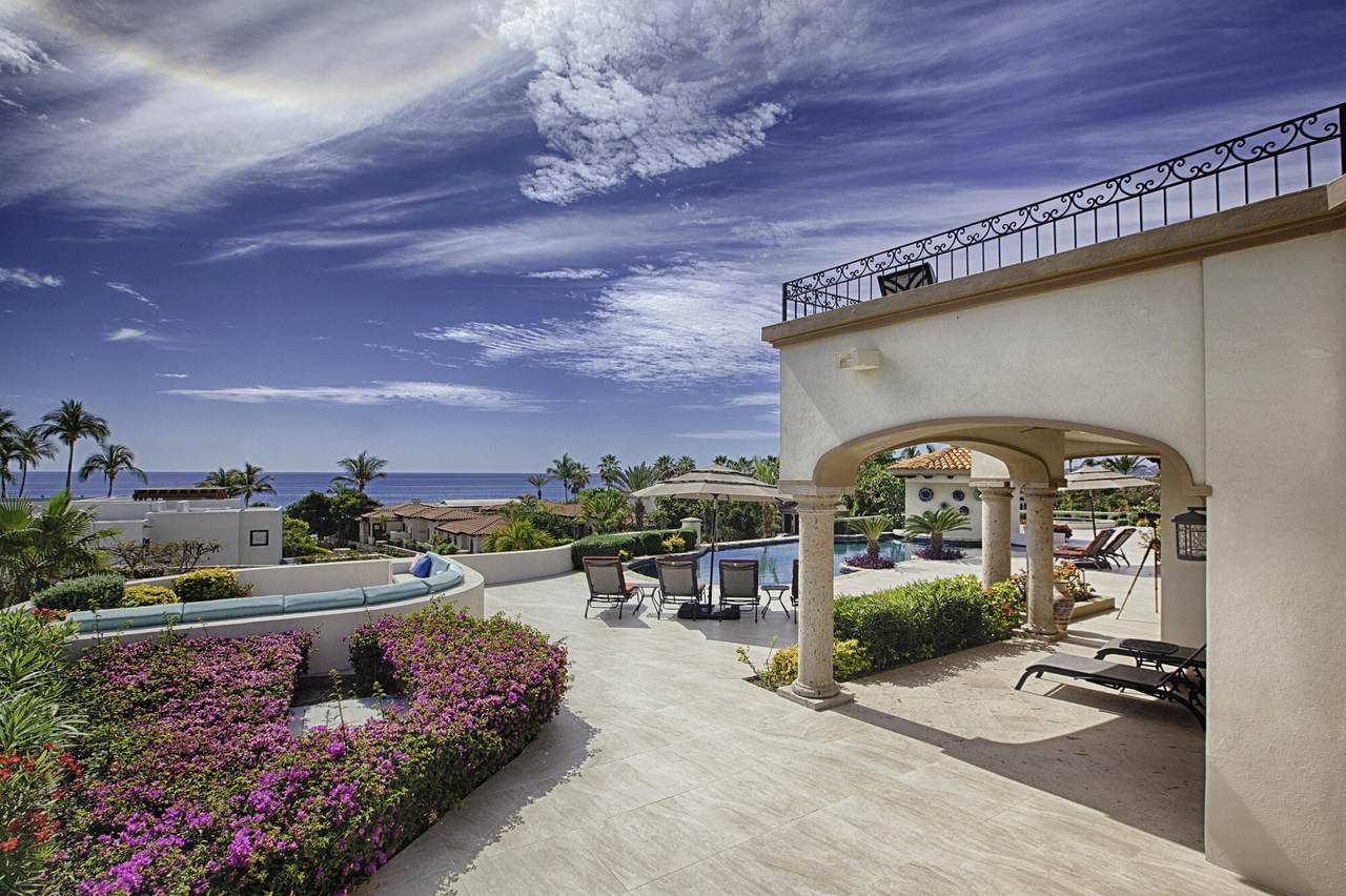 31 Av. Padre Guillen (2Nd Row) - Photo 1