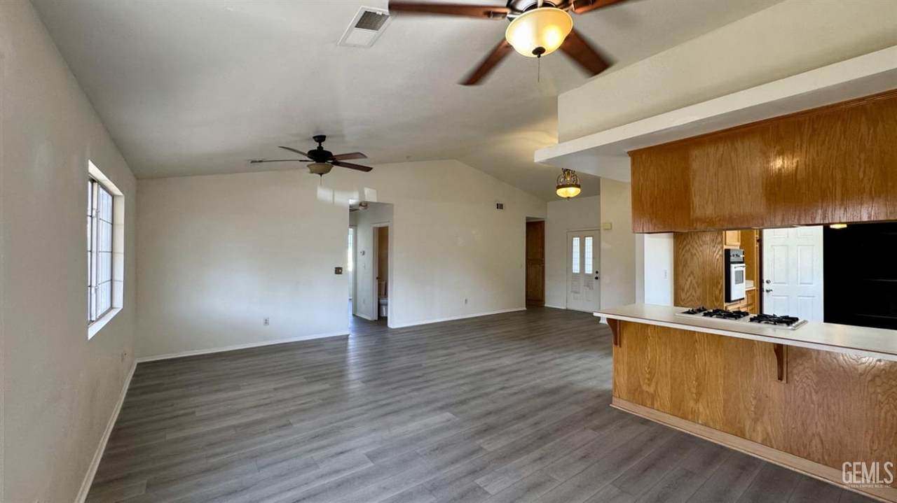 https://bt-photos.global.ssl.fastly.net/bakersfield/1280_boomver_1_202604014-2.jpg