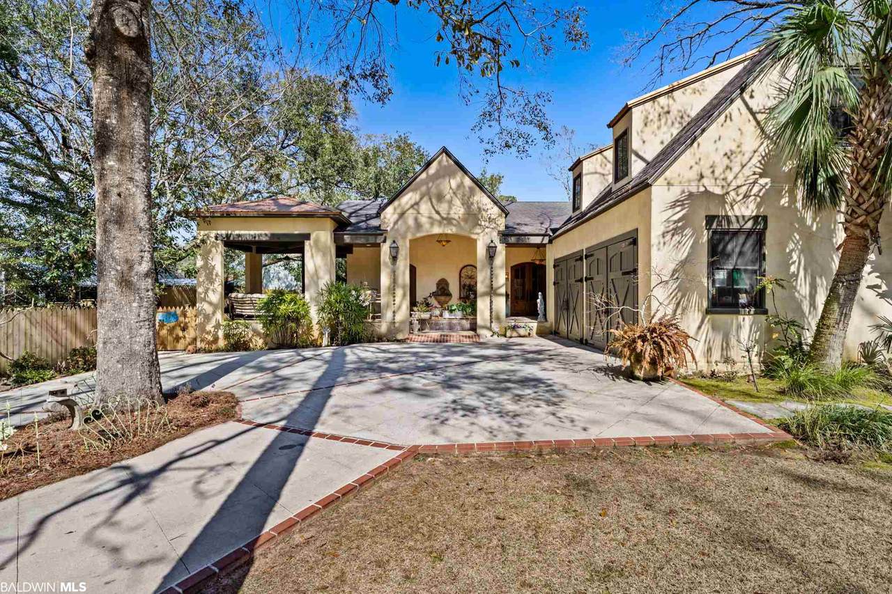 205 Pecan Avenue - Photo 1